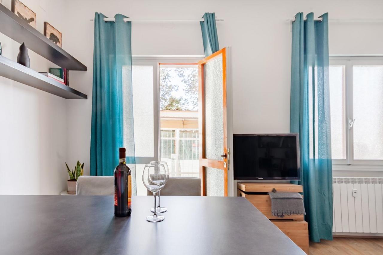 Open The Classic Wooden Shutters At A Cozy City Nest Florencia Exterior foto