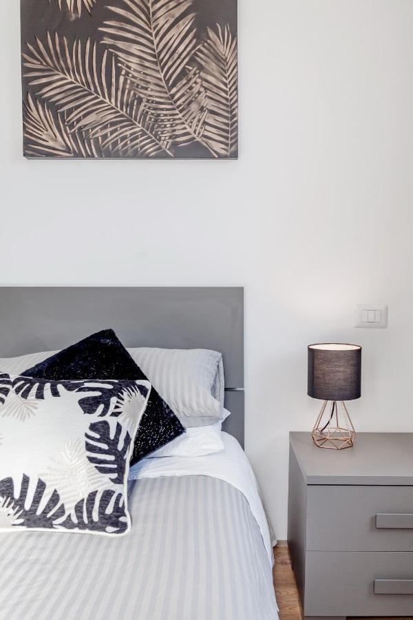 Open The Classic Wooden Shutters At A Cozy City Nest Florencia Exterior foto