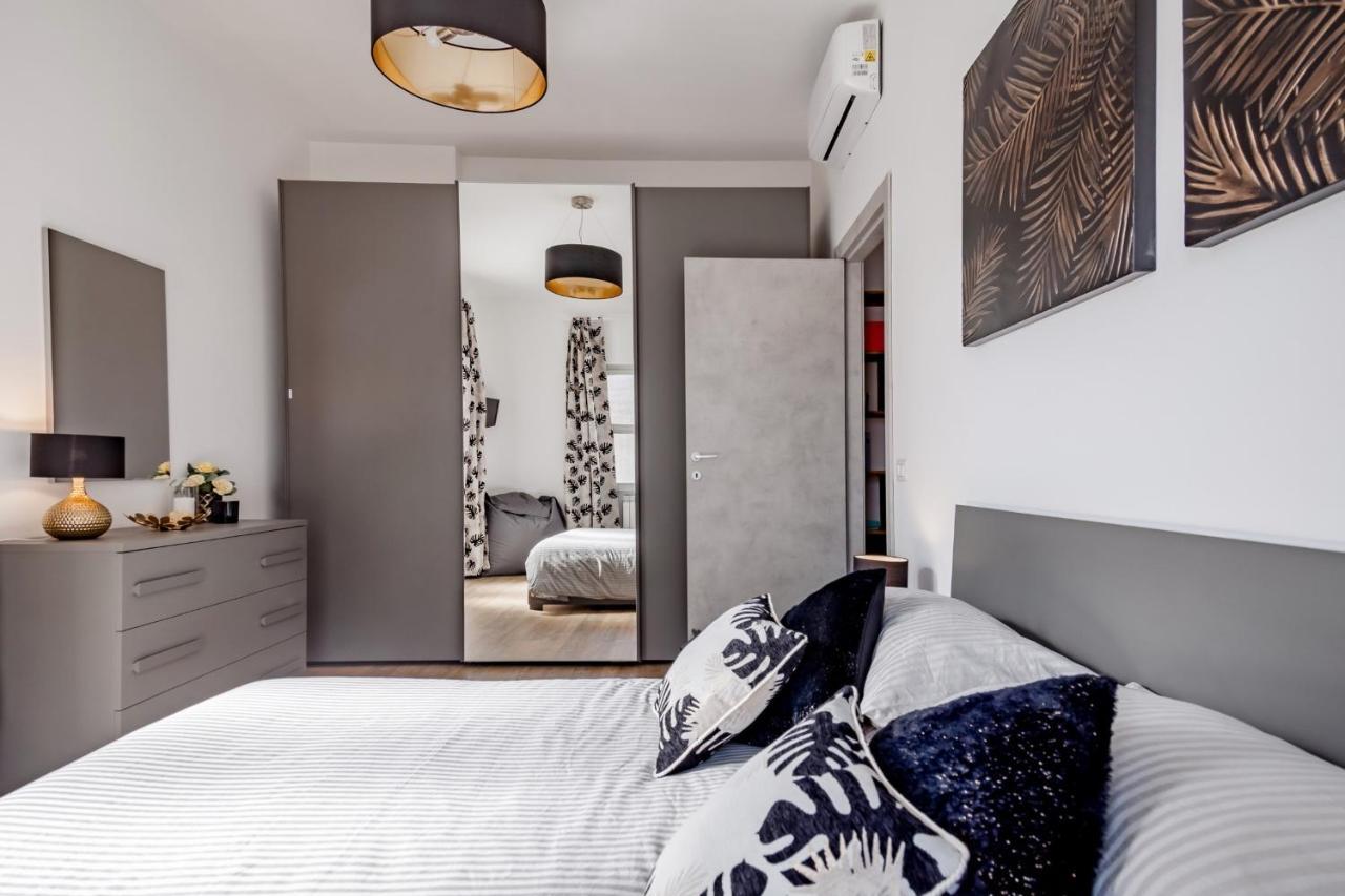 Open The Classic Wooden Shutters At A Cozy City Nest Florencia Exterior foto