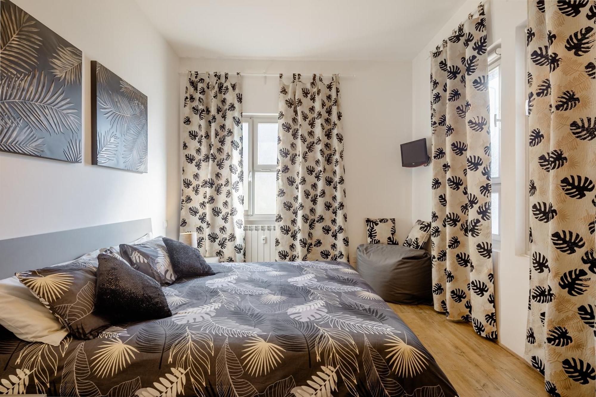 Open The Classic Wooden Shutters At A Cozy City Nest Florencia Exterior foto