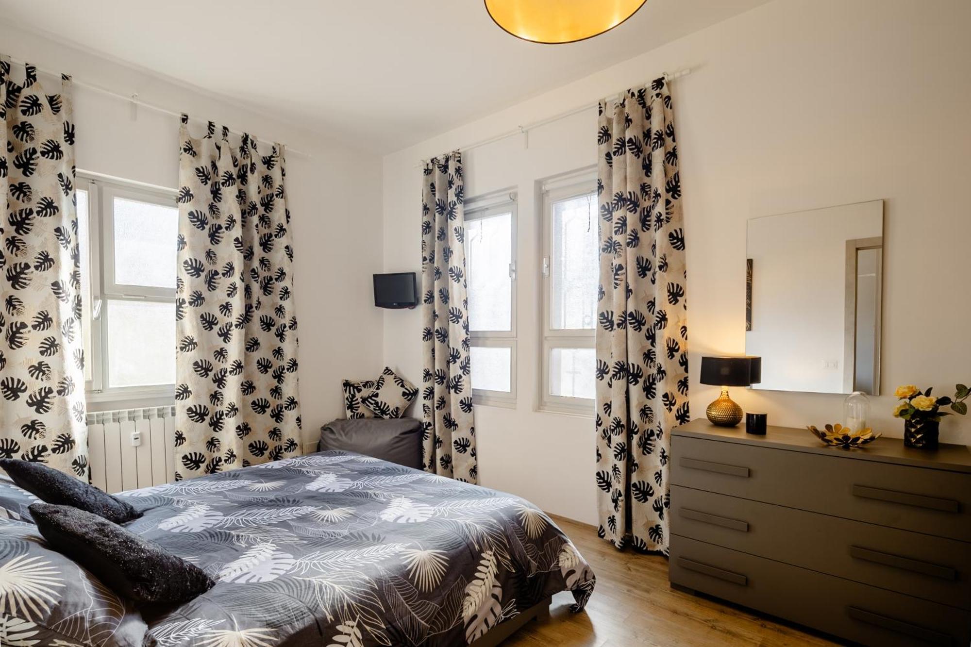 Open The Classic Wooden Shutters At A Cozy City Nest Florencia Exterior foto