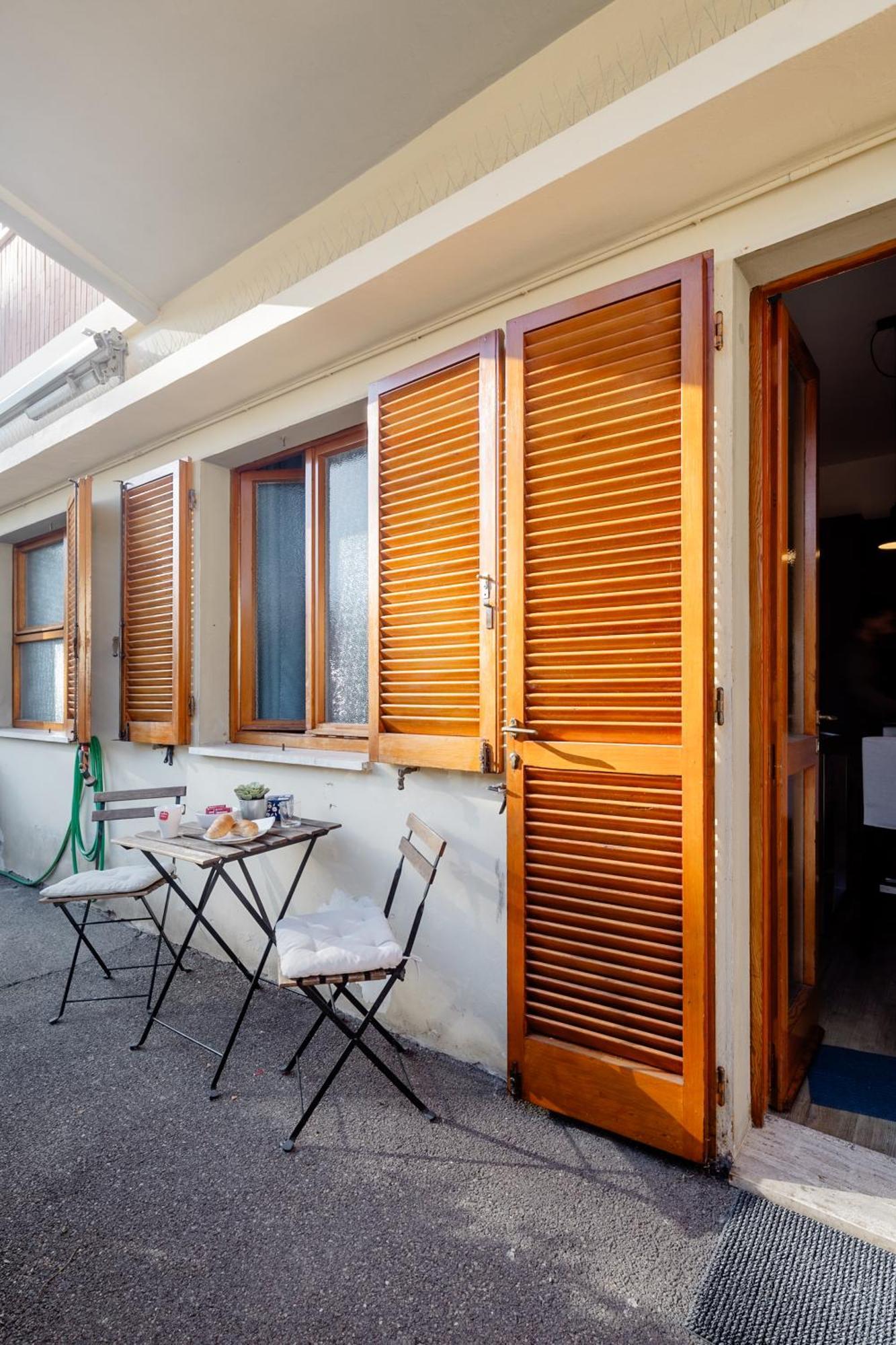 Open The Classic Wooden Shutters At A Cozy City Nest Florencia Exterior foto