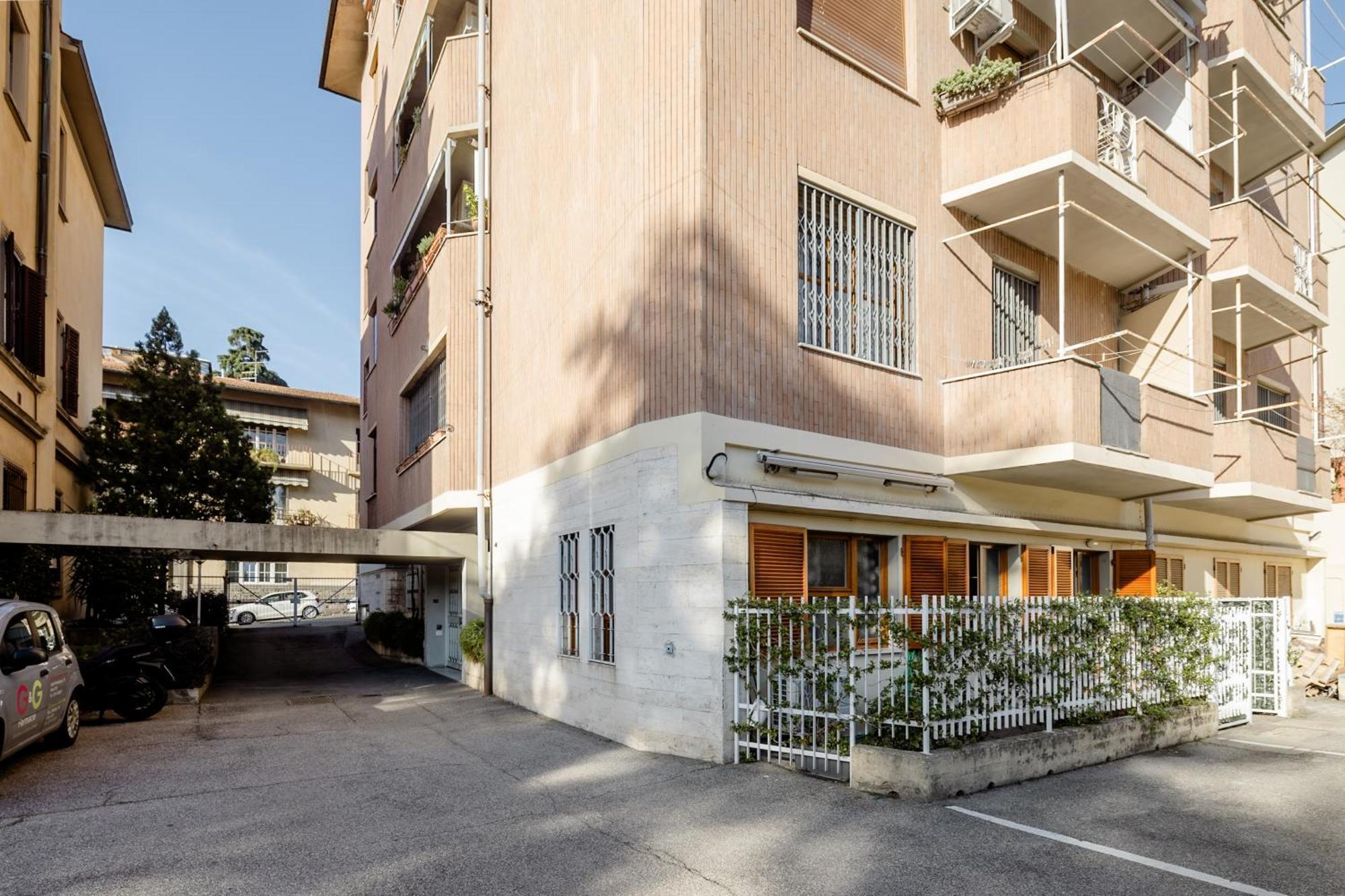 Open The Classic Wooden Shutters At A Cozy City Nest Florencia Exterior foto