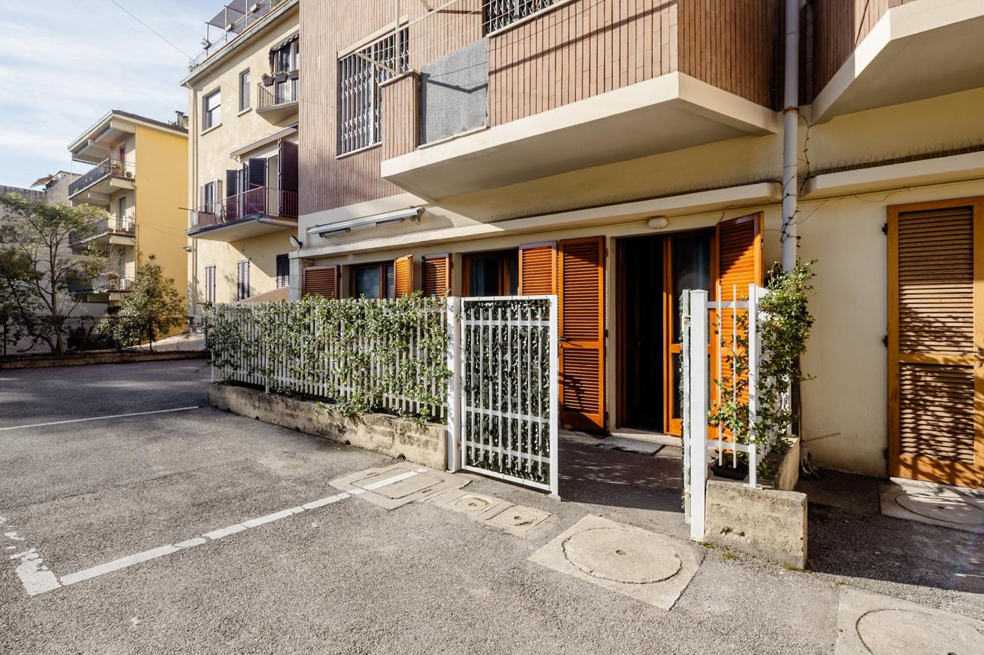 Open The Classic Wooden Shutters At A Cozy City Nest Florencia Exterior foto