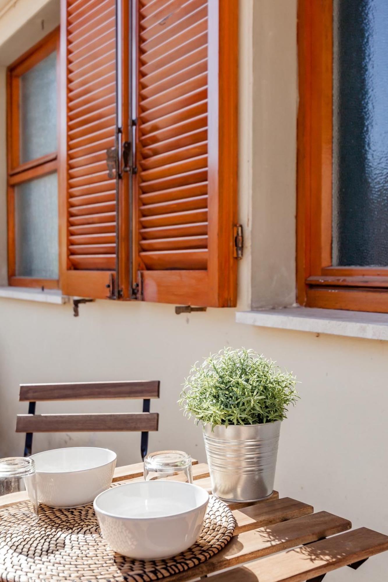 Open The Classic Wooden Shutters At A Cozy City Nest Florencia Exterior foto