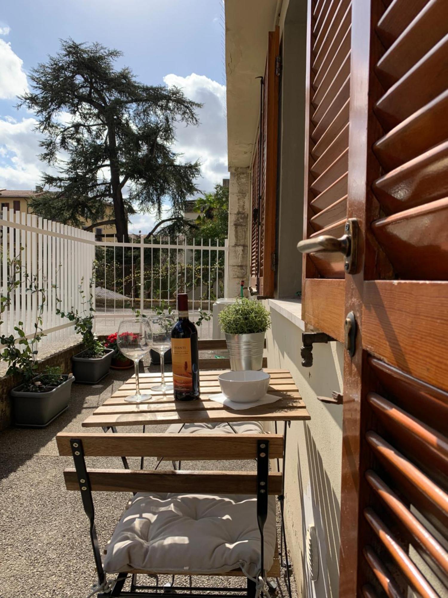 Open The Classic Wooden Shutters At A Cozy City Nest Florencia Exterior foto