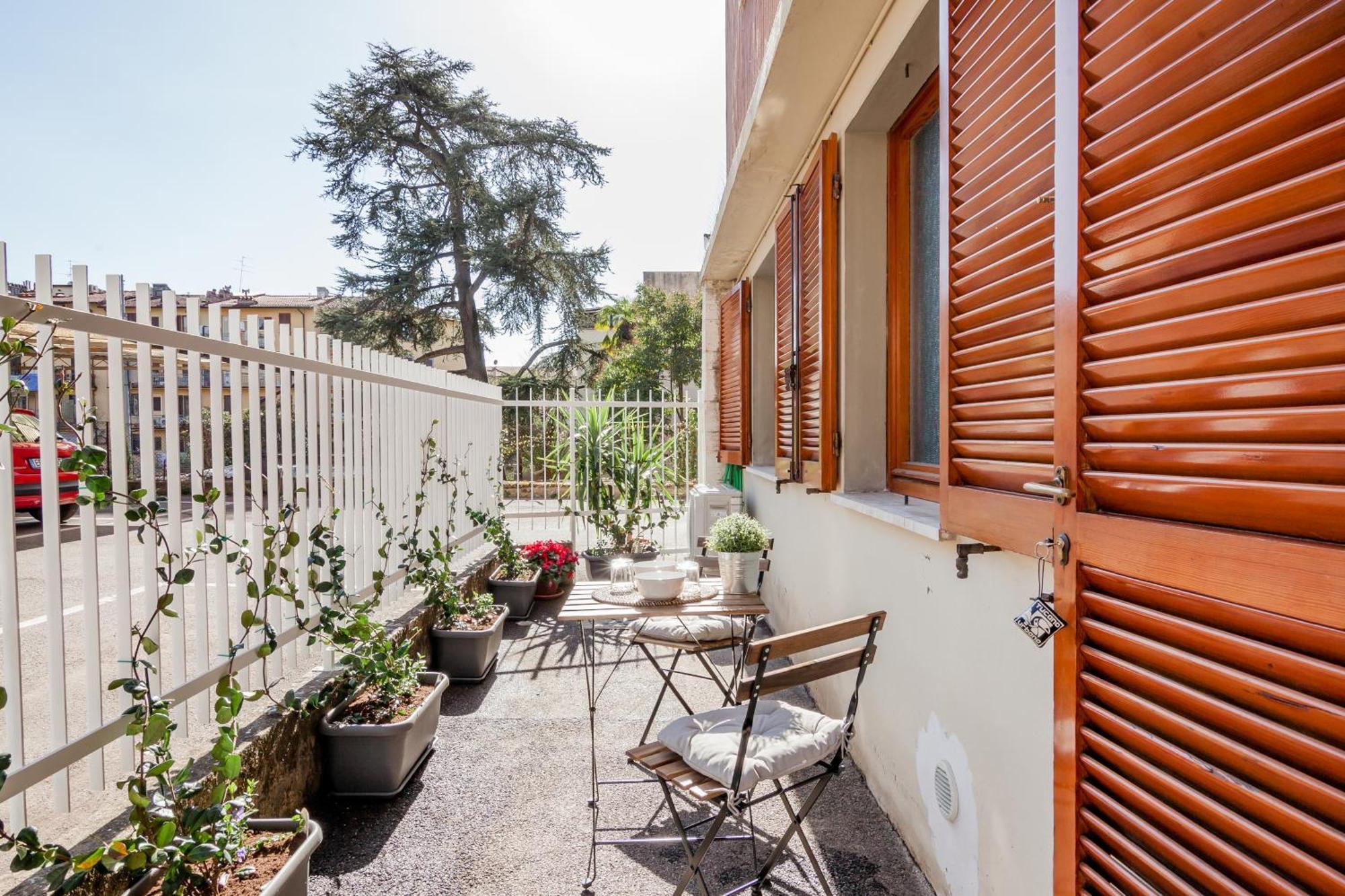 Open The Classic Wooden Shutters At A Cozy City Nest Florencia Exterior foto
