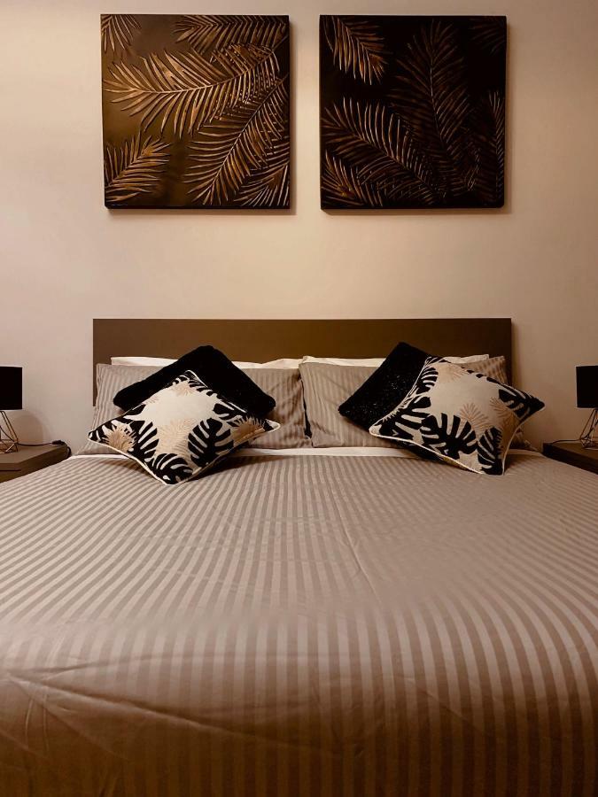Open The Classic Wooden Shutters At A Cozy City Nest Florencia Exterior foto