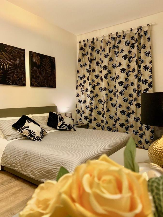 Open The Classic Wooden Shutters At A Cozy City Nest Florencia Exterior foto