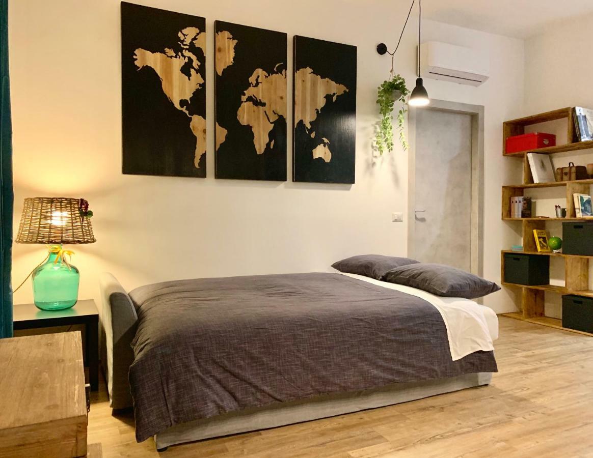 Open The Classic Wooden Shutters At A Cozy City Nest Florencia Exterior foto