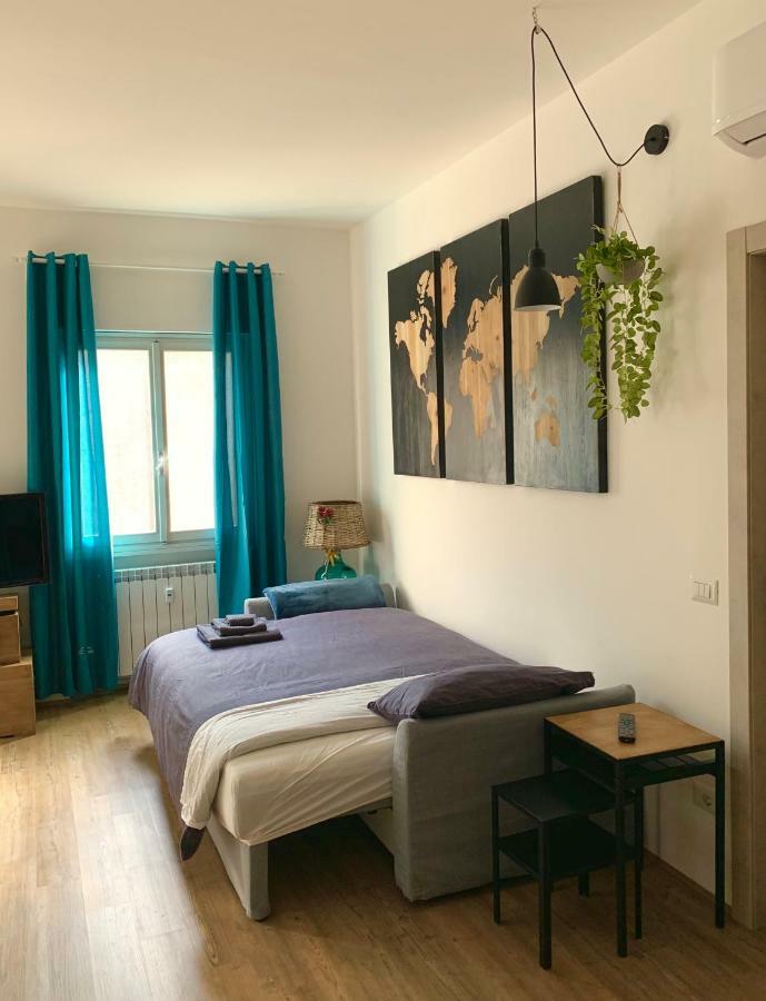 Open The Classic Wooden Shutters At A Cozy City Nest Florencia Exterior foto