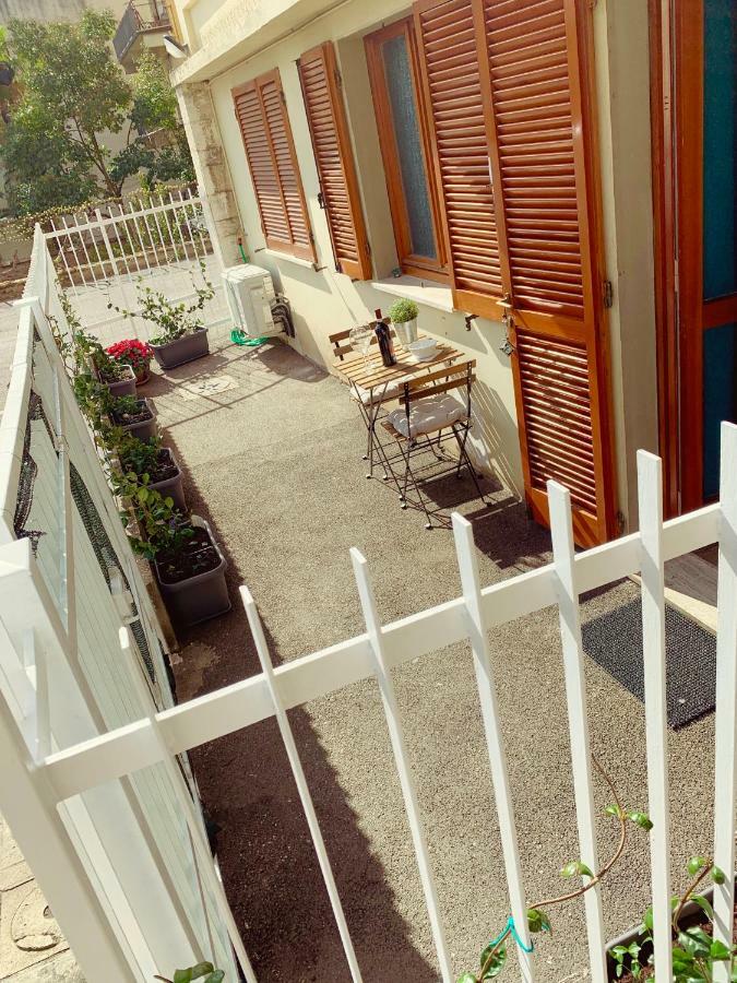 Open The Classic Wooden Shutters At A Cozy City Nest Florencia Exterior foto
