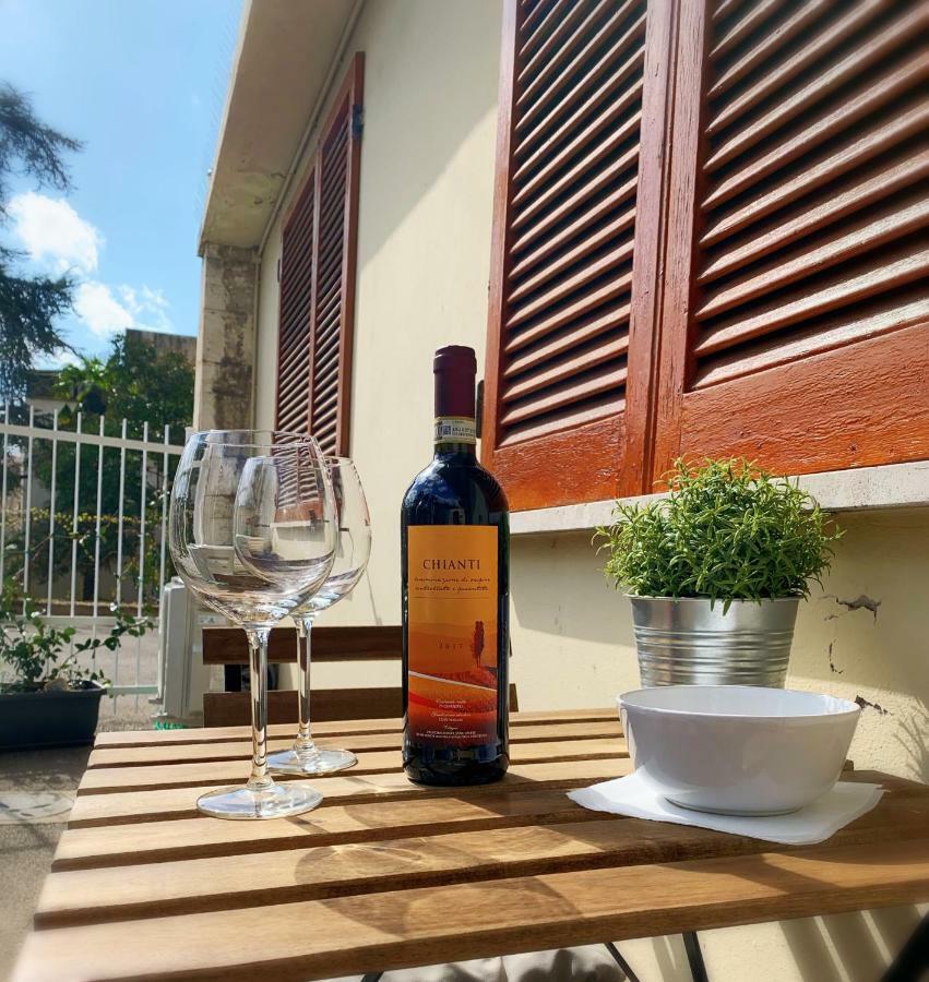 Open The Classic Wooden Shutters At A Cozy City Nest Florencia Exterior foto