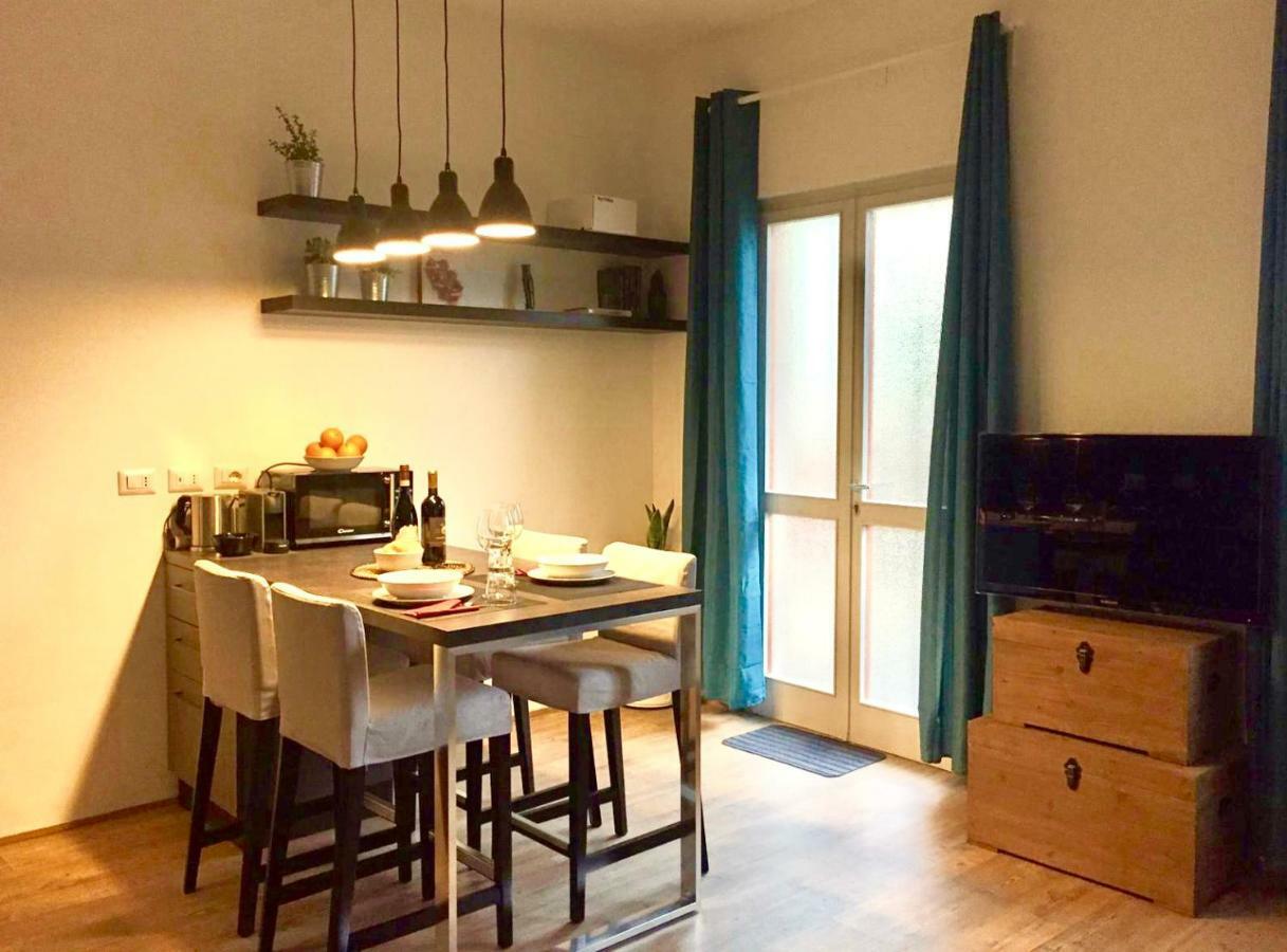 Open The Classic Wooden Shutters At A Cozy City Nest Florencia Exterior foto