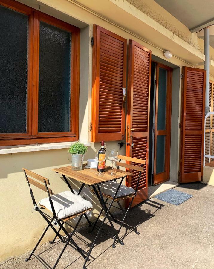 Open The Classic Wooden Shutters At A Cozy City Nest Florencia Exterior foto