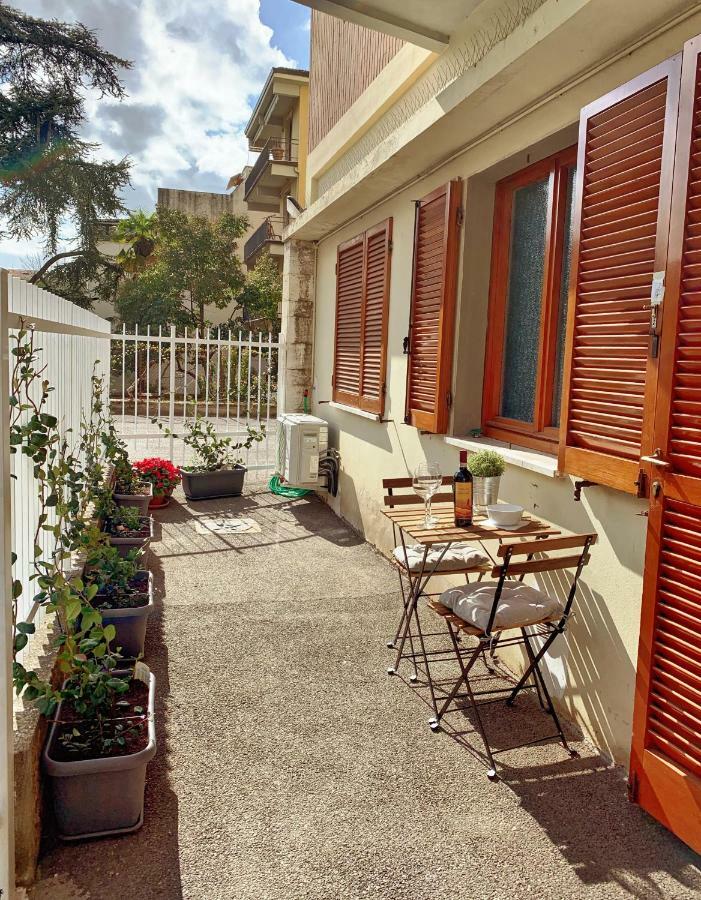 Open The Classic Wooden Shutters At A Cozy City Nest Florencia Exterior foto